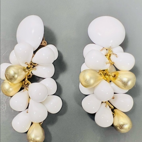 Jewelry - 1980’s vintage SET OF 3 dangle drop clip on Earrings and matching necklace